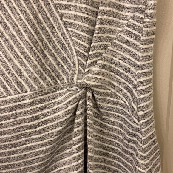 Abstract stripe tank - Picture 2 of 3